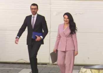 Karakaçi merr stafetën/ Nga infrastruktura te aeroportet, Balluku rendit arritjet