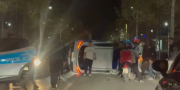15-vjeçari përplas qëllimisht makinën e policisë, dy efektivë të plagosur në Vlorë