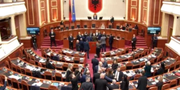 Tensione në Kuvend, ndërpritet seanca