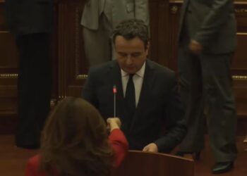Tensione në Kuvendin e Kosovës, deputetja e PDK i heq mikrofonin Albin Kurti