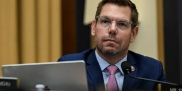 Një tjetër grua akuzon Eric Swalwell për drogim dhe përdhunim