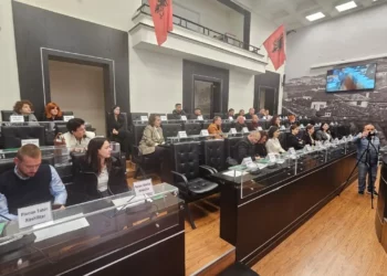 Debate në Këshillin Bashkiak të Durrësit për rritjen e pagave të drejtuesve