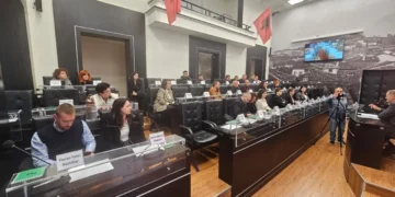 Debate në Këshillin Bashkiak të Durrësit për rritjen e pagave të drejtuesve