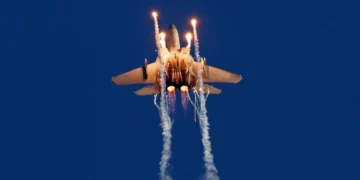 Amerikanët konfirmojnë rrëzimin e avionit luftarak F-15 nga iranianët, fati i ekuipazhit nuk dihet