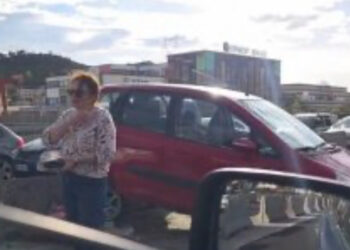 Aksident përgjatë autostradës Tiranë-Durrës, shpëtojnë pa lëndime drejtuesit