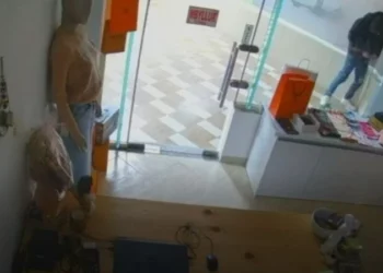 Pamjet nga kamerat e sigurisë/ I riu “tapë” hyn në qendrën tregtare në Vlorë dhe dëmton bizneset