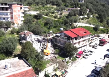 Prishen tre ndërtime të paligjshme në Vlorë, aksioni do të vijojë