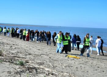 Urdhri i Prefektit të Tiranës/ Nis aksioni i pastrimit të plazheve në prag të sezonit turistik