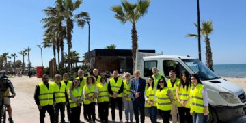 Prefekti Shkëlqim Hajdari në aksion pastrimi në Golem: Apel për mbrojtjen e mjedisit