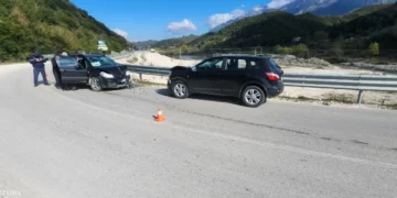 Aksident në Vlorë/ Dy makina përplasen me njëra-tjetrën, plagosen katër persona
