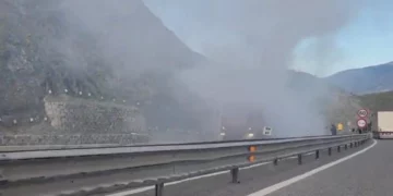 Automjeti përfshihet nga flakët në mes të autostradës Kukës-Tiranë, bllokohet një korsi lëvizëse