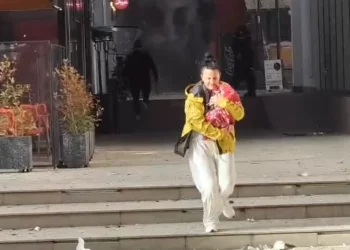 Pamje dramatike nga zjarri në Tiranë, nëna largohet nga flakët me foshnjen në duar
