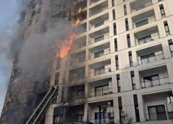 Zgjerohet zjarri te “Arlis” pranë QSUT-së, zjarrfikësit kontrollojnë apartamentet