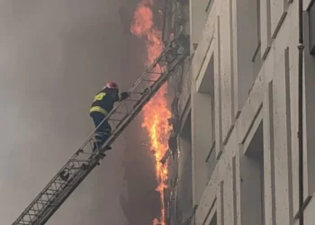 Dy qytetarë dhe dy zjarrfikës të asfiksuar nga zjarri, dërgohen në urgjencën e QSUT