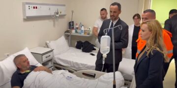Zjarri tek kompleksi pranë QSUT-së/ Lamallari viziton në spital të lënduarit