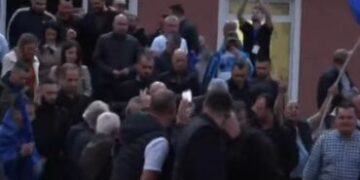 Protesta e opozitës drejt nisjes, Berisha del nga selia e PD dhe i drejtohet bulevardit
