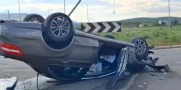 Aksident në Kukës/ Makina del nga rruga dhe përmbyset, detajet e para