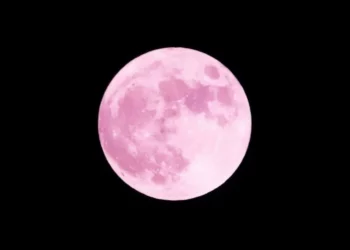 “Hëna Rozë” ndriçon sot qiellin: Çfarë është dhe pse quhet kështu