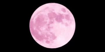 “Hëna Rozë” ndriçon sot qiellin: Çfarë është dhe pse quhet kështu