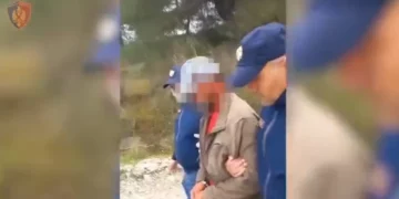 Ishte zënë me vëllanë dhe mbante pushkë me vete, arrestohet i riu në Vlorë