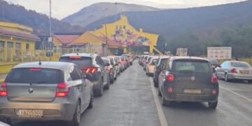 Radhë kilometrike në Qafë Thanë, shqiptarët kalojnë kufirin për karburant më të lirë