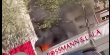 Zjarr në një pallat në qendër të Tiranës, tymi mbulon zonën