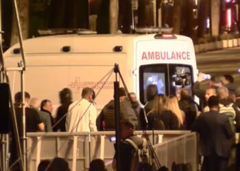 Tensione në protestë/ Gaz lotsjellës e spraj në drejtim të deputetëve, edhe Luçiano Boçi i lënduar