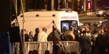 Tensione në protestë/ Gaz lotsjellës e spraj në drejtim të deputetëve, edhe Luçiano Boçi i lënduar