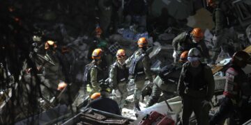 Dy viktima pas sulmit iranian në Izrael, vijojnë kërkimet për persona të mbetur nën rrënoja