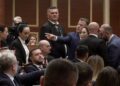 Tensione në Kuvend, përplasje Muzhaqi–Vokshi: “Mos m’i përmend fëmijët!”