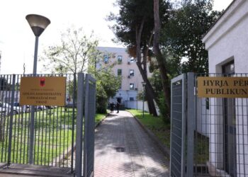 Veliaj-Dado në Administrativ, shoqërohet nga forcat speciale