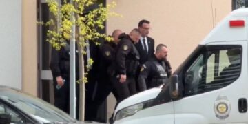 FOTO/ Me pranga, momenti kur Veliaj largohet nga Gjykata Administrative me furgonin e policisë