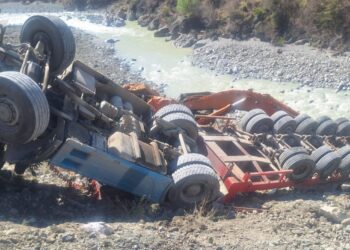 Aksident në Gramsh–Maliq, karrotreci bie në kanal