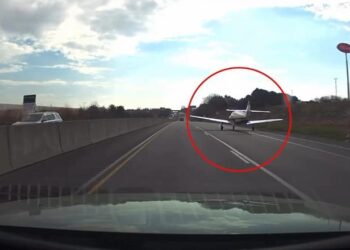 E papritur, avioni bën ulje emergjente në autostradë