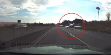 E papritur, avioni bën ulje emergjente në autostradë