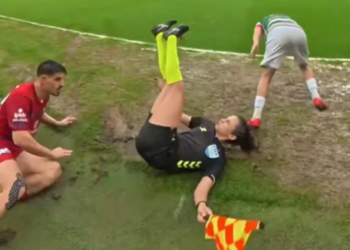 Incident i pazakontë në Turqi, lojtari rrëzon gjyqtaren dhe reagimi i tij bëhet viral