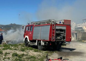 Shtëllunga tymi në Elbasan, digjen goma pranë stacionit hekurudhor