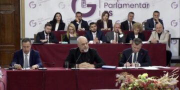Ish-ministrja Spiropali sfidon Ramën, i ulet përballë në mbledhjen e grupit