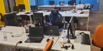 Mashtrimi kompjuterik me qytetarë të huaj, sekuestrohen 890 mijë euro dhe pajisje elektronike