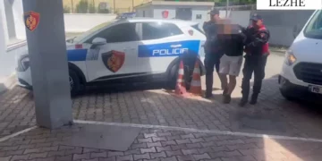 Plagosi një person në vitin 2023 në bashkëpunim me vëllanë e tij, arrestohet në Shëngjin 22-vjeçari