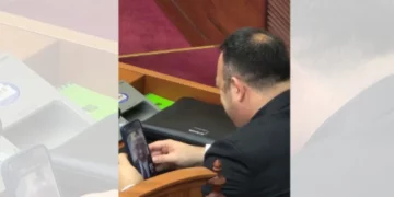 Ulsi Manja mungon në seancë, i pranishëm në Kuvend përmes video telefonatës me…Ervin Hoxhën