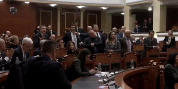 Taulant Balla merr fjalën, deputetët e PD godasin tavolinat, u afrohen socialistëve: Nxirreni jashtë